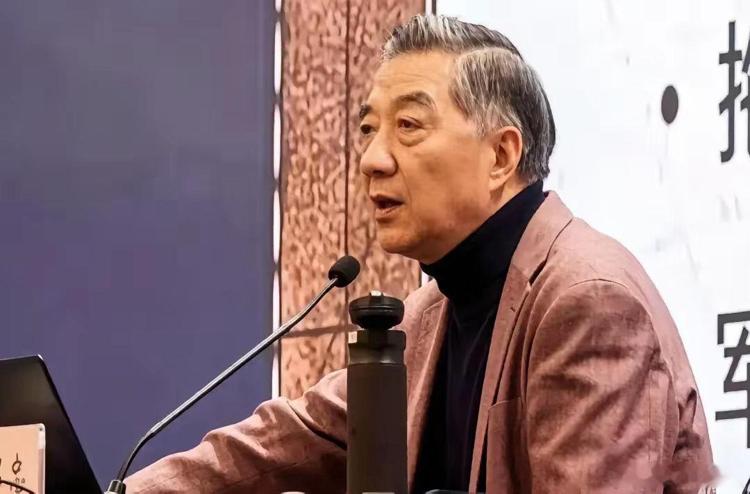 局座张召忠近年来很少再出现在公众面前了，他停更了自己所有的账号，这让他的粉丝们都