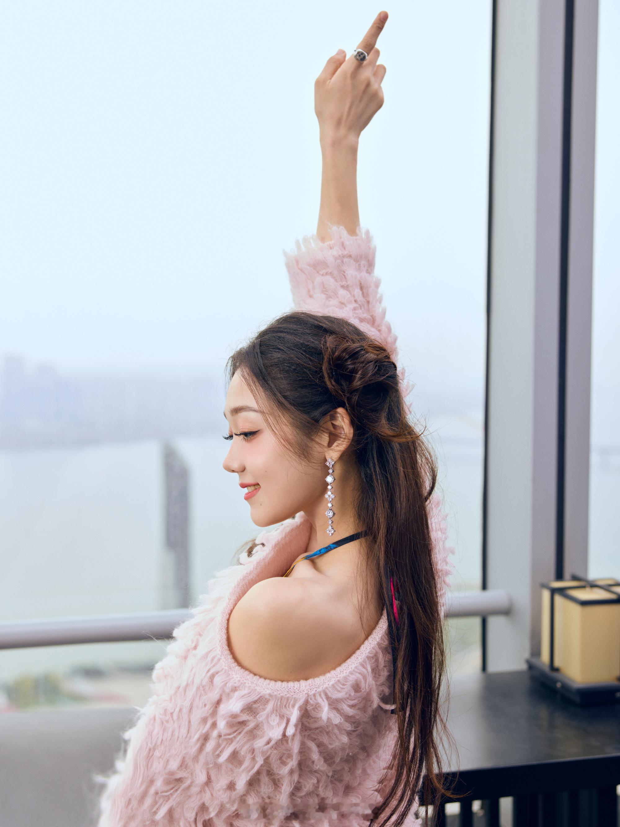 希林娜依高青春感满满的小姐姐 