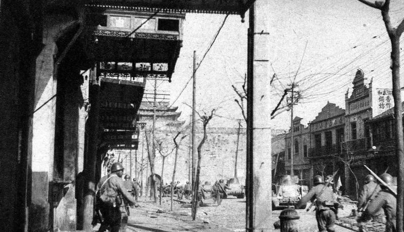 1937年，在鹤立镇日本宪兵队的电线杆上绑着一个美丽的女人，日军对她实施了惨无人