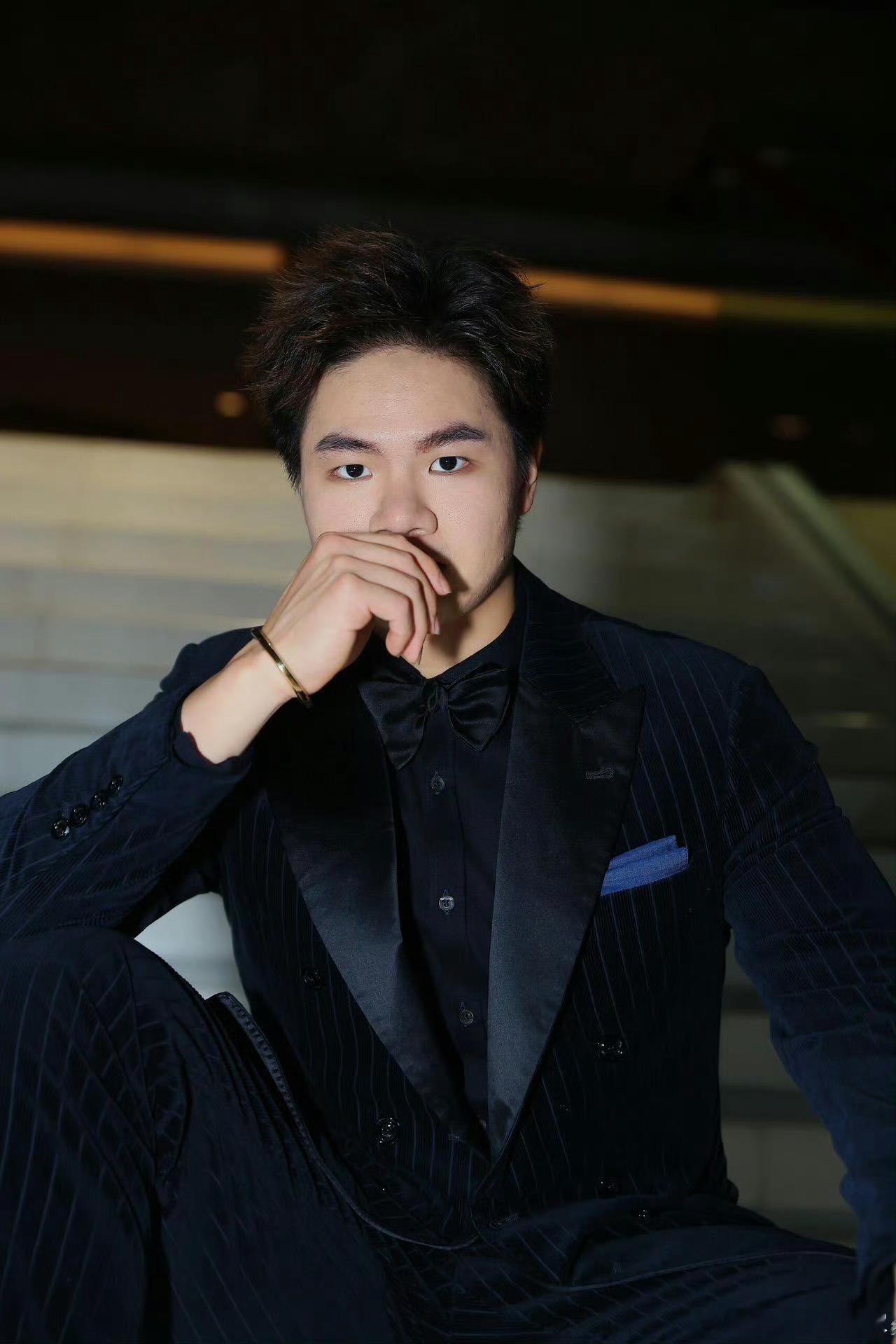 一睁眼梁伟铿出现在眼前 今天这运气绝了！一抬眼就看见梁伟铿从身边走过，那种沉静的