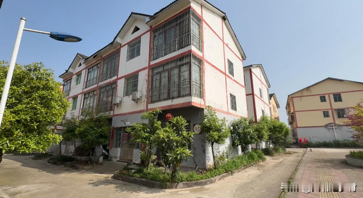 在乡下老家买一栋这样的房子听说需要15万，我要是有这钱，我就去城里首付一套房不好