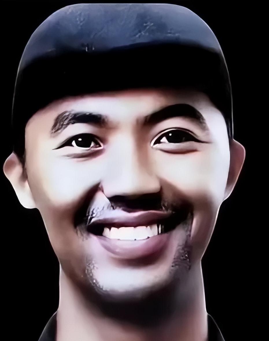 1942年，神枪手王凤麟遭叛徒出卖，被日军围在山上，打到只剩一颗子弹时，他犹豫了