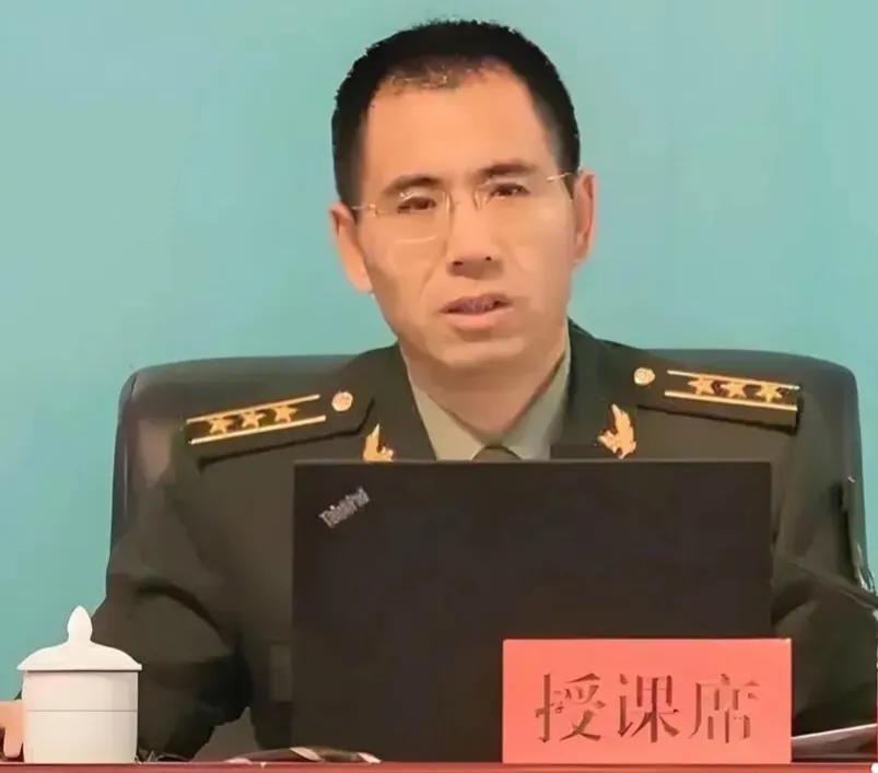 善孝为先，大义尽显。内蒙古一武警上校军官的举动令人动容。他虽被光棍养父收养，却心