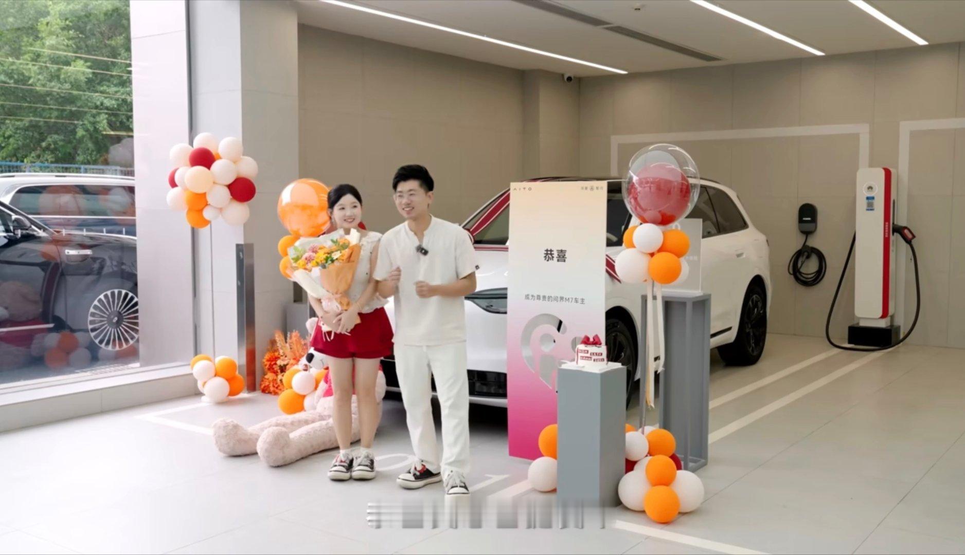 提车还是要有仪式感，毕竟年轻人都喜欢仪式感，一旦情绪拉满了，现场还能不停的说这车