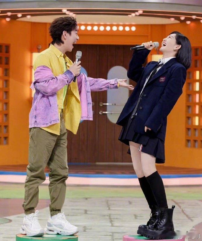 何炅为谢娜浪姐穿搭出谋划策别人浪姐靠自己，谢娜浪姐有何炅穿搭支招，buff 直接