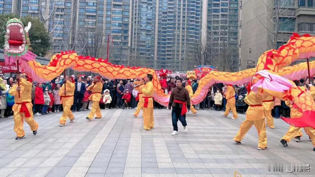 舞龙舞狮闹元宵！今天是正月十五，咱们中国人的年味才刚刚开始。
在西安一场热闹非凡