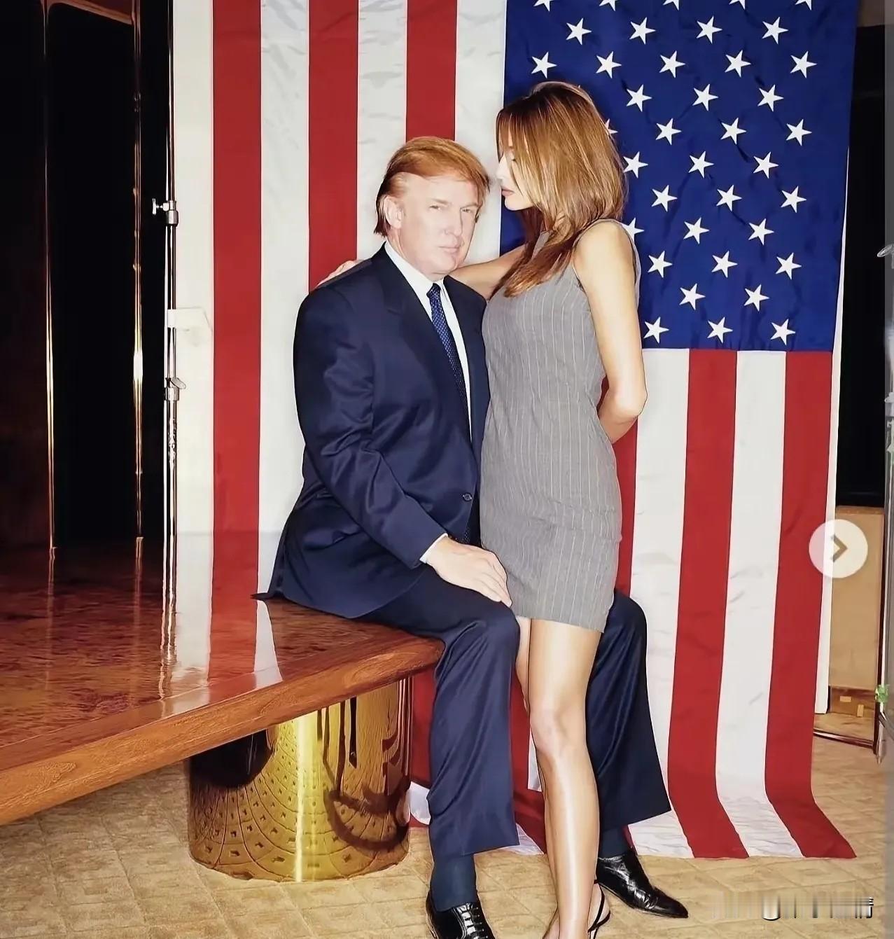 特朗普和梅拉尼亚合影时、也按耐不住躁动的心，这张照片拍摄于98年，两人还没有结婚