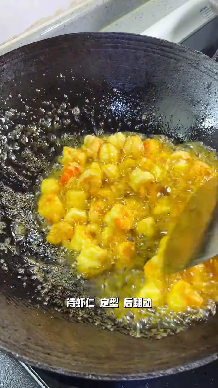 欢迎收看打工人拒绝外卖，自己做饭。今天吃的是干锅土豆虾仁。
·虾仁洗干净去虾线，