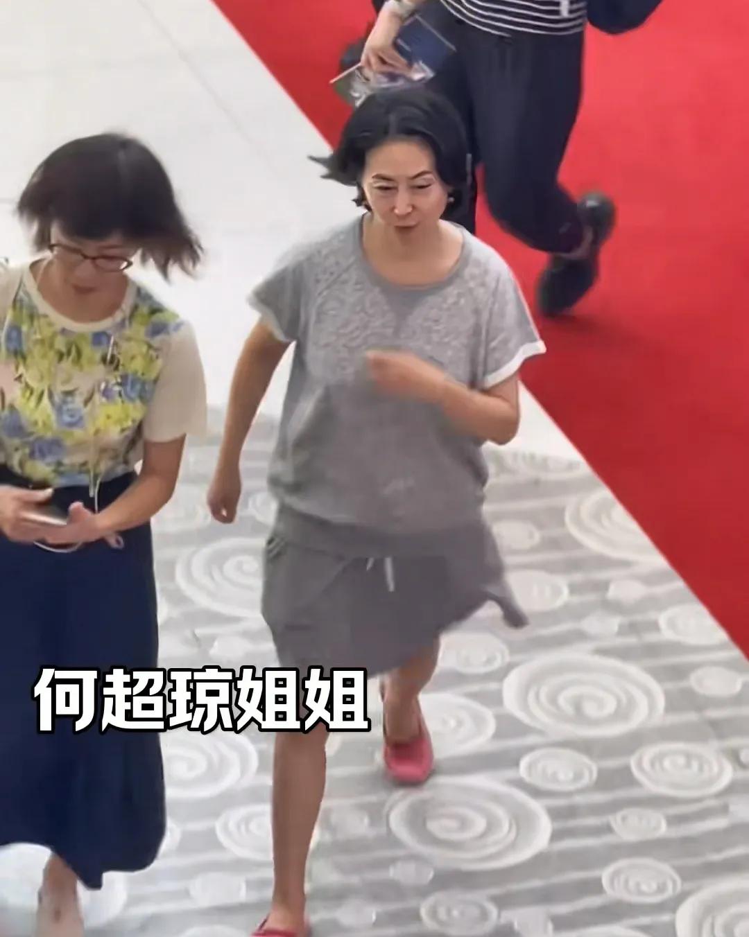 何超琼也太朴素了，有人在商场偶遇何超琼，61岁的何超琼身穿一身休闲衣服脚上穿了一