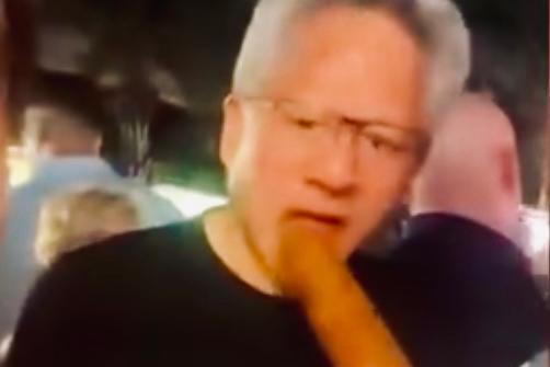 黄仁勋会玩梗，太搞笑了。
一家烤玉米摊前人挤人，
黄仁勋为了请大家吃烤玉米，
找
