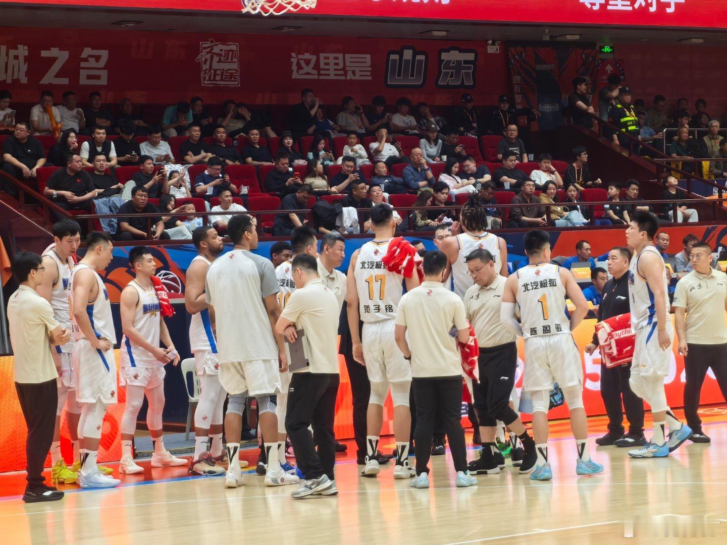 山东男篮vs北京男篮 李楠指导在暂停中参与了布置。 