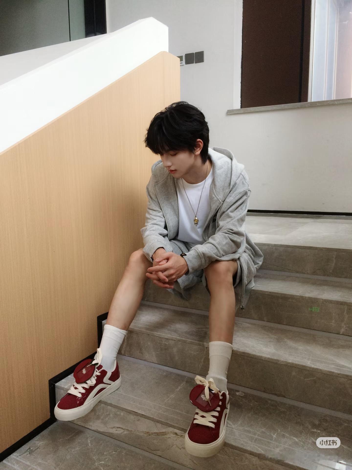 这样的露肤度这样的坐姿还会有吗我的天使我的宝贝我不会对你的照片做任何坏事的请勇敢