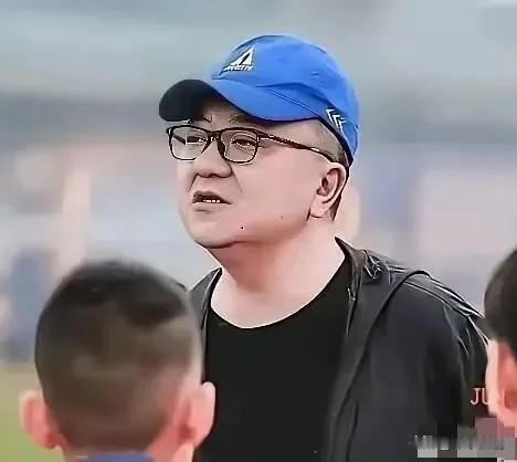 董路说，罗马餐厅的王老板的太太，将只身一人，携带少年足球赛事冠军奖杯回到北京。而