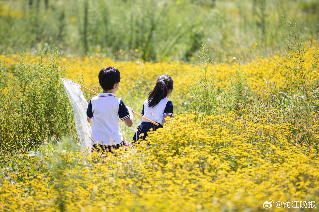 【#推广中小学春秋假浙江有经验# 】“支持有条件的地方推广中小学春秋假，落实职工