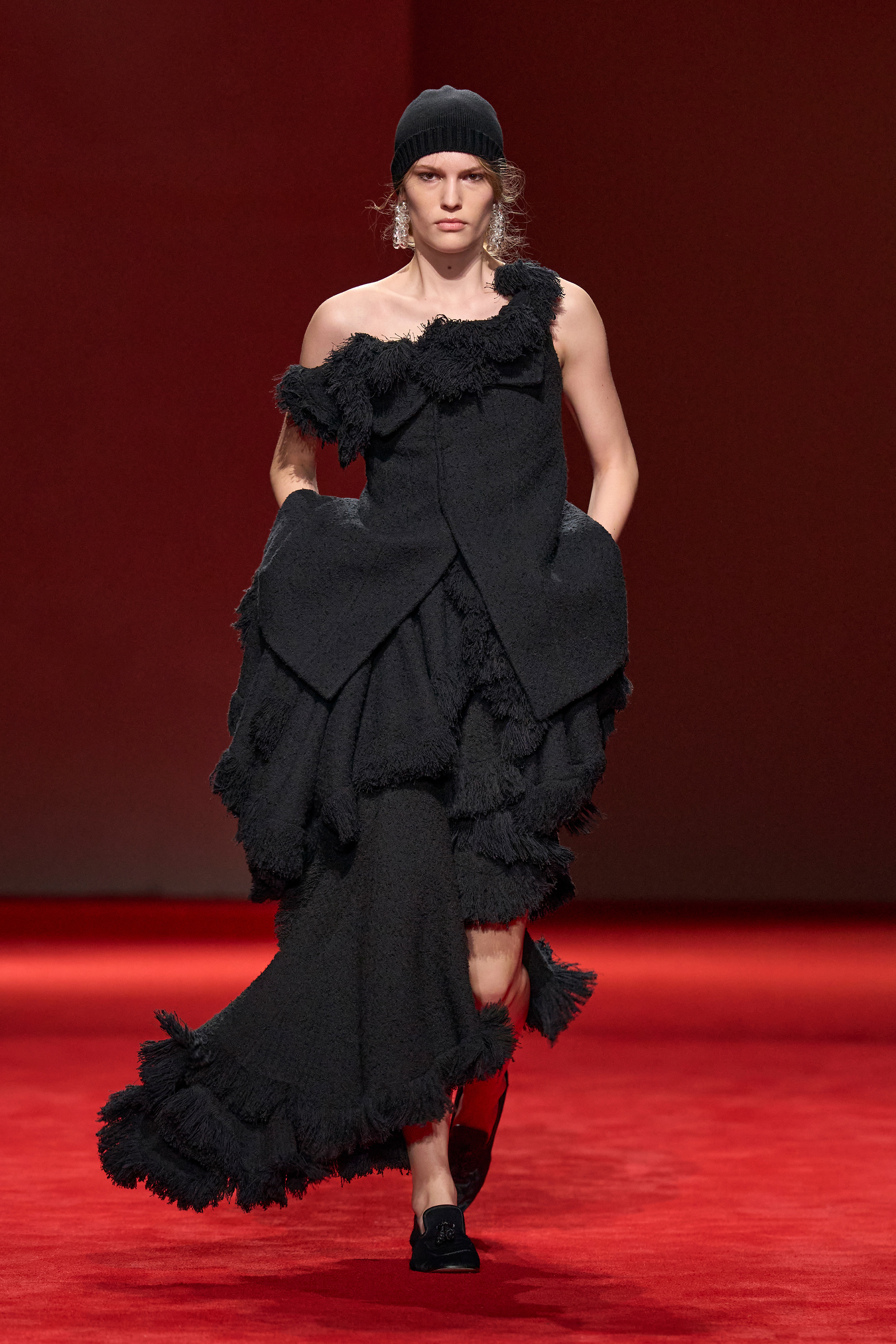 Bottega Veneta 2026冬季系列——粗砺与感性的对话当冷峻外表遇见