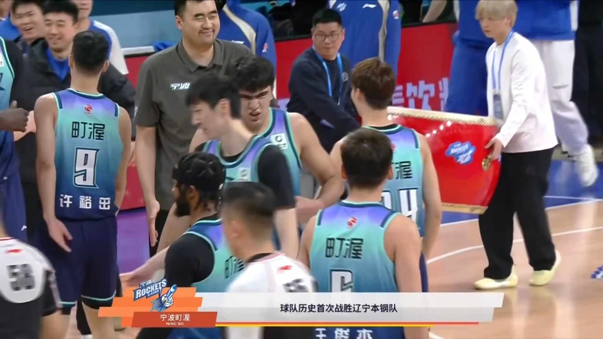 宁波队已经迫不及待庆祝胜利了，队史首次战胜辽篮。宁波男篮vs辽宁男篮