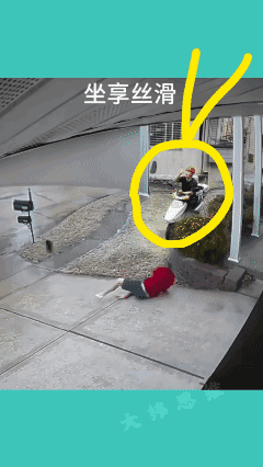 罕见的行为艺术！
摔跤的丝滑，
分毫不差的接住拖鞋的
更为丝滑！