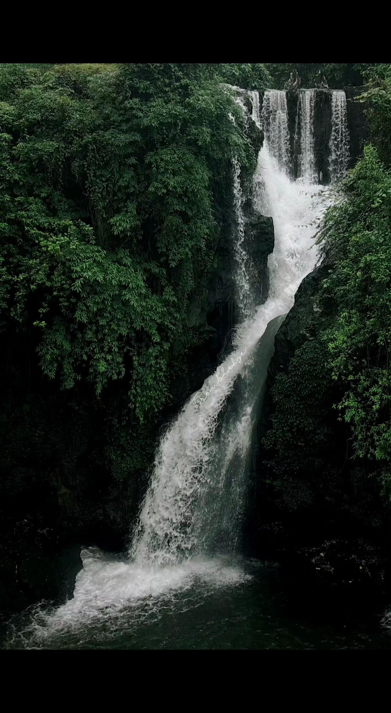 🌊山雨刚歇，银链就从云端跌进绿潭。水声揉碎暑气，倒像是天地在说悄悄话💬