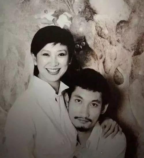 图一是施南生和徐克亲密合影，图二也还是施南生和徐克合影吧，只是为啥施南生在两张照