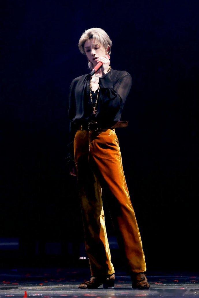 华晨宇就这样看那英热闹声鸣远扬花花安静看着那姐热热闹闹的样子也太可爱了！眼里藏着