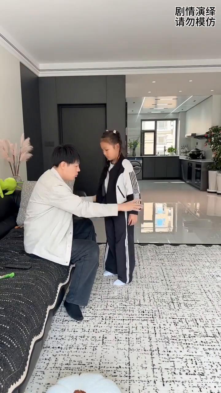 爸爸吃薯片时女儿拿走转移妈妈手里，这一幕真的太有才了。
男子坐沙发上在吃薯片，这