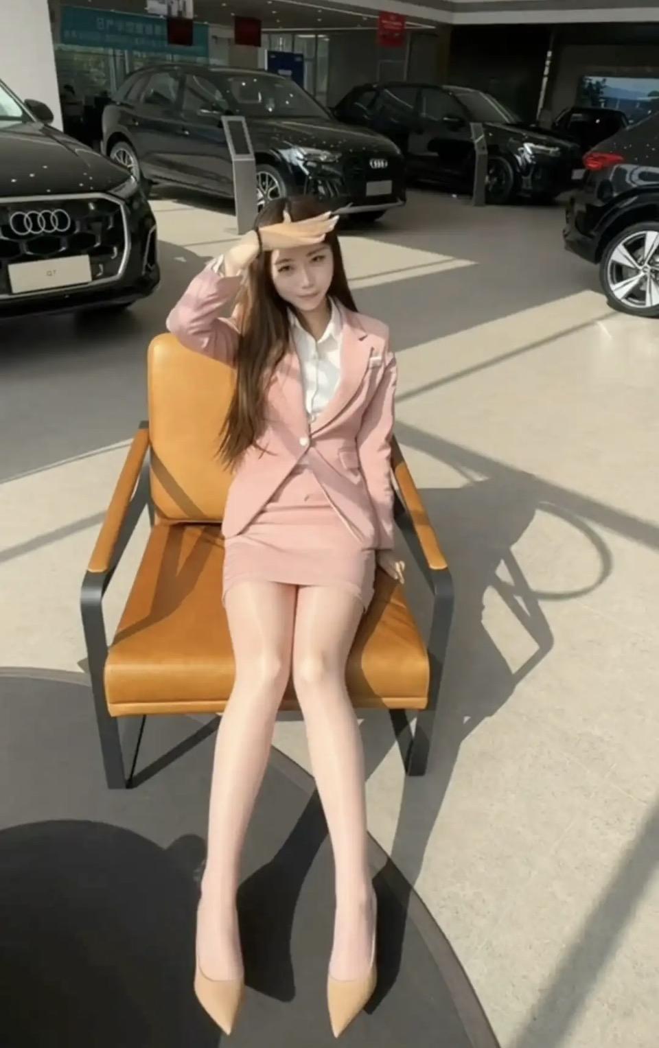 优雅车模与奥迪的搭配，简直是时尚与豪华的完美融合。
2025广州国际车展上，上汽