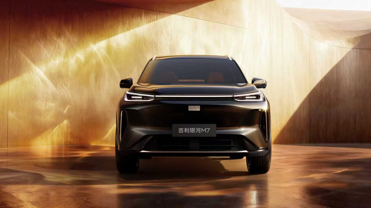 就在刚刚，吉利银河M7在吉曜通行衢州基地完成了产品技术首秀。其首搭的神盾金砖电池