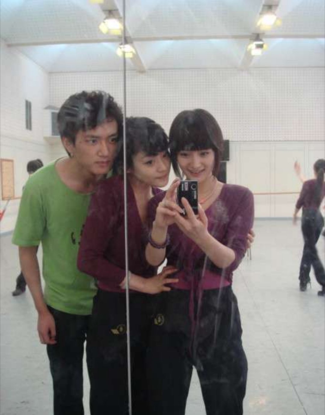 杨幂大学上形体课照片，以前真的很流行铁流海，但杨幂真的绝美