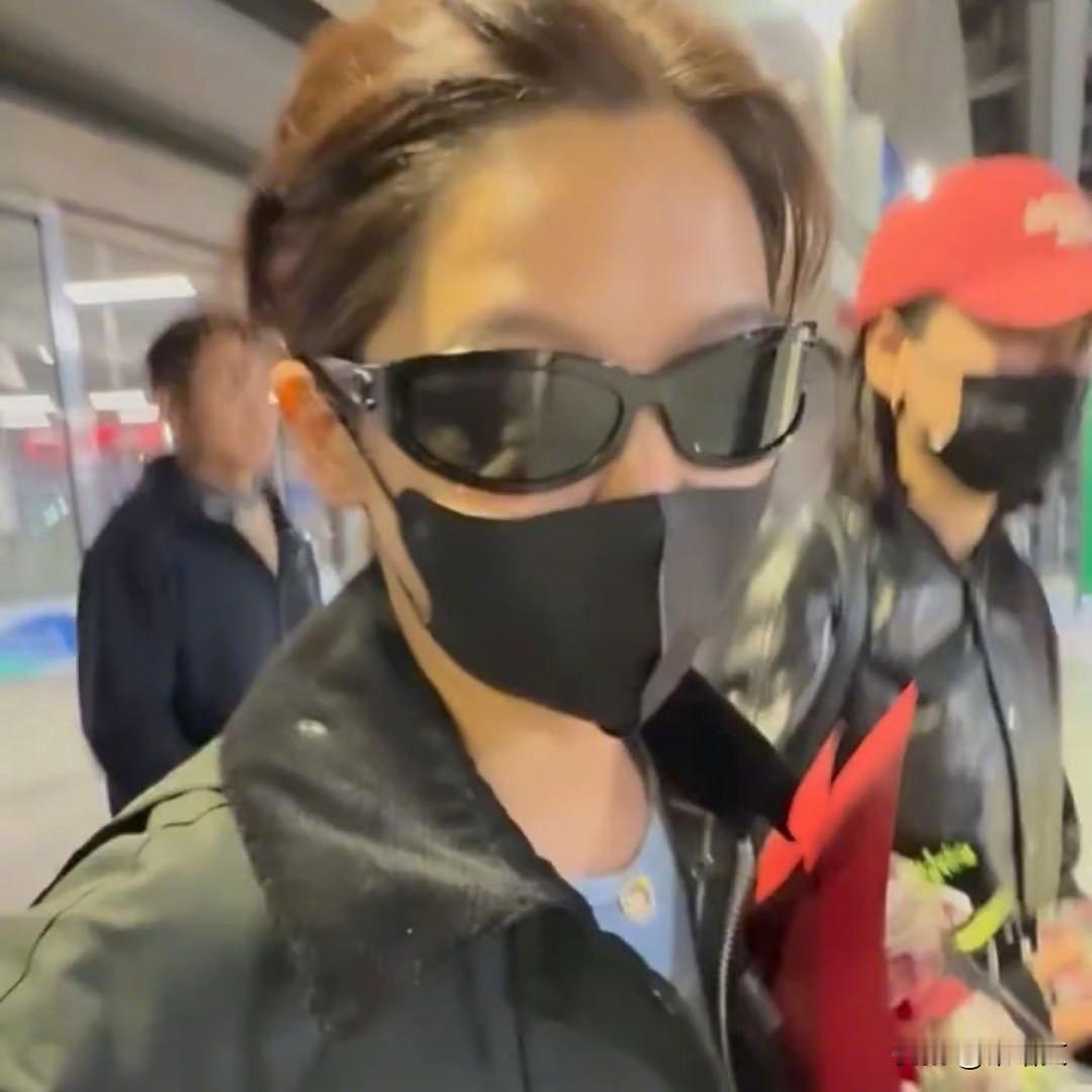 辛芷蕾机场狂飙东北话！劝粉丝写电子信：现在车马快，别浪费纸
 
机场追星见过不少