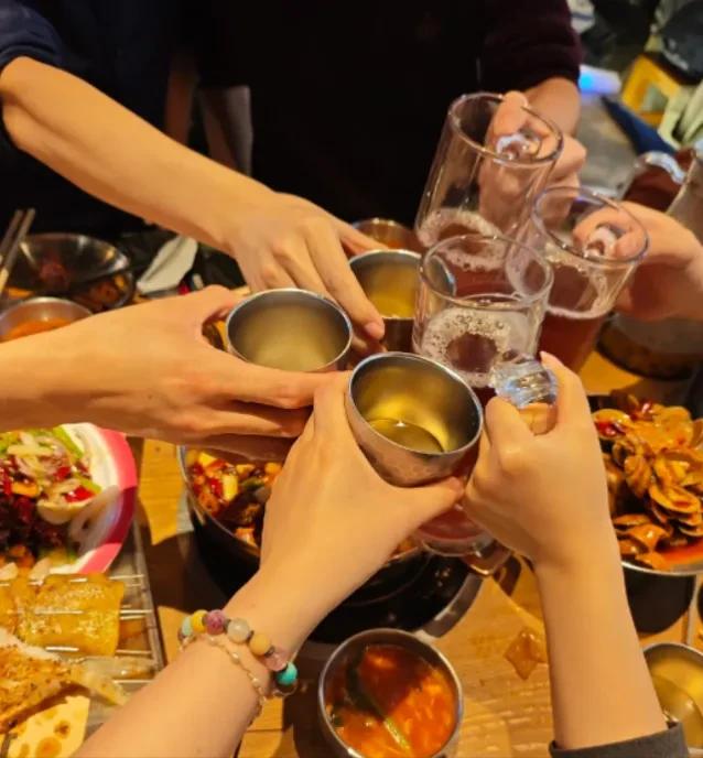 辽宁大连，一男的请10个美女去吃烧烤，消费1125元，男子让10个女子先走，他留