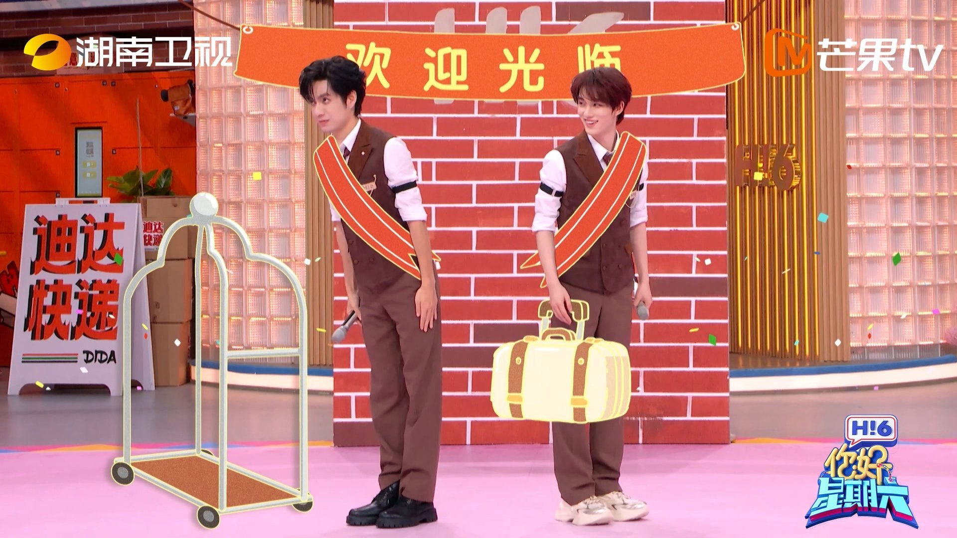 丁程鑫张颜齐秒变酒店迎宾你别说，这俩人的衣服都很像迎宾小哥，尤其身子前倾一点儿，