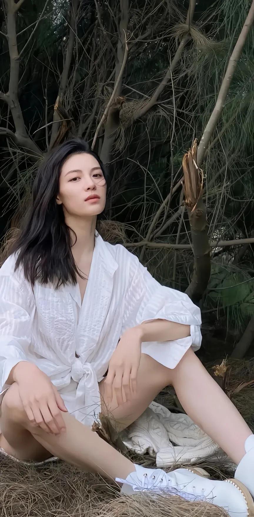 钟楚曦是一位中国内地的演员，她的出色表现和优雅外貌，使得她成为了一位备受瞩目的明
