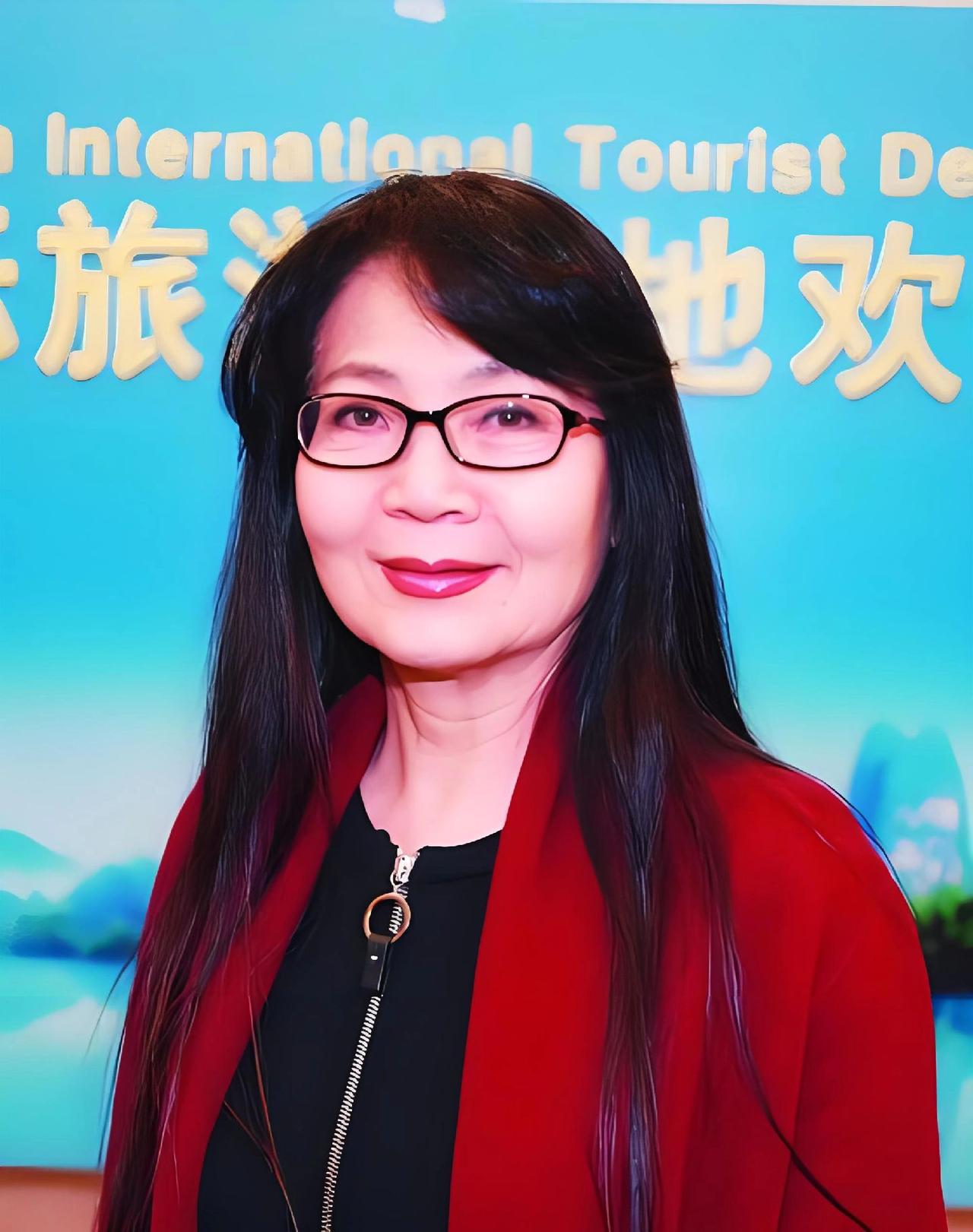 谁也不会想到巜便衣警察》主题歌这么大气磅礴的曲调，作者竟然是一位柔弱的女子。


