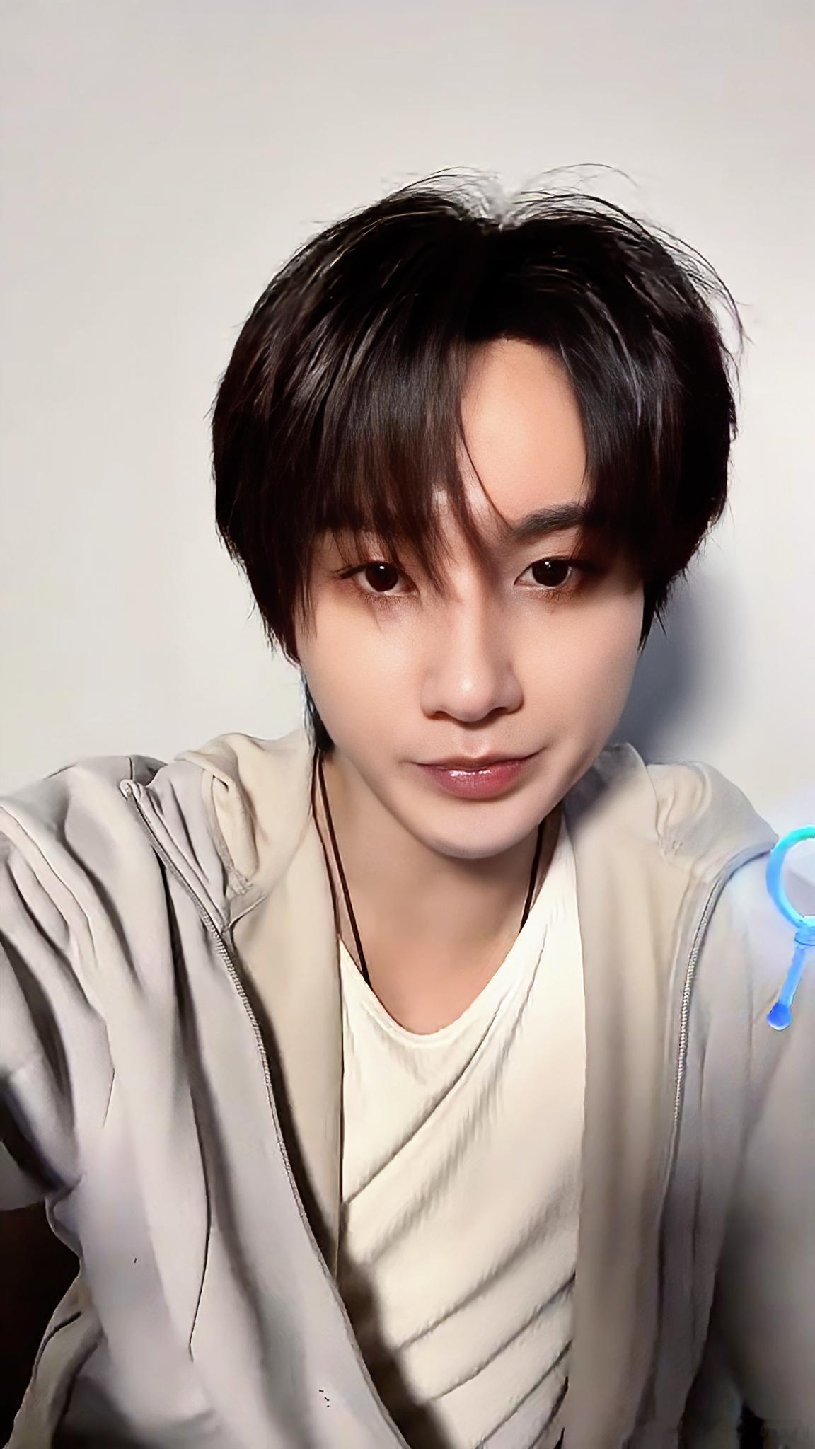 李宏毅毅则日记 lhy李宏毅 谁再说老大演技不够小，老大现在眼睛可大着呢，夸夸老