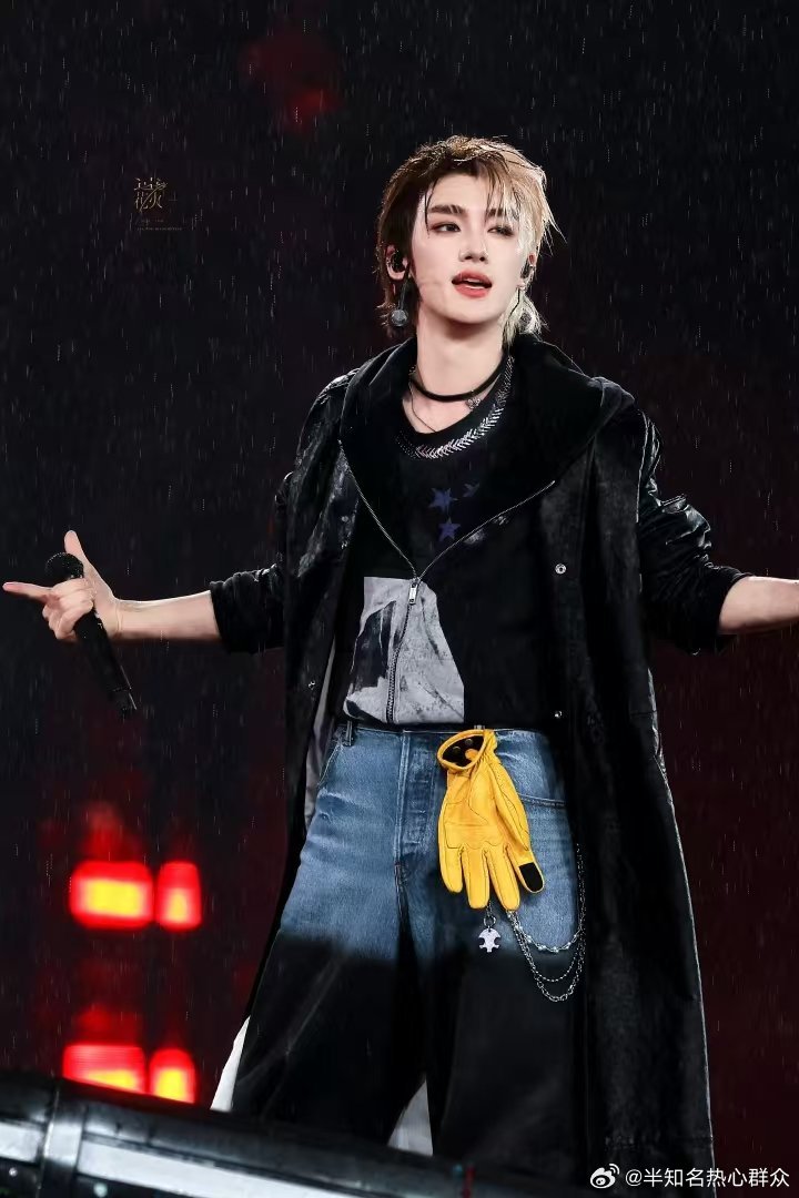 丁程鑫掌管下雨天的神别人下雨：狼狈、脱妆、没精神丁程鑫下雨：帅出新高度、氛围感帅