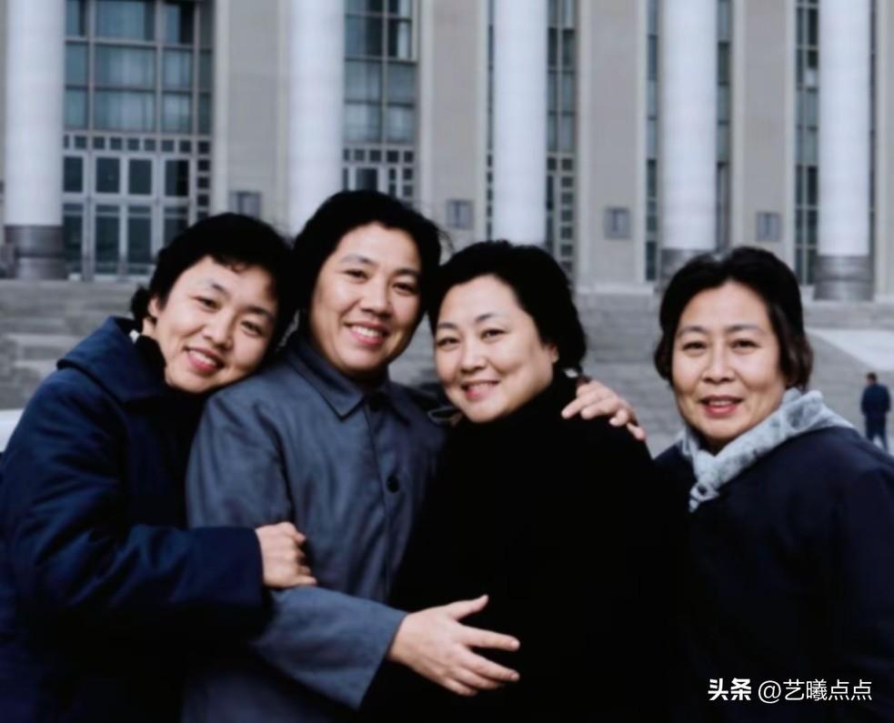 四位戏曲表演艺术家早期同框。
我认出了豫剧宗师马金凤，她的《穆桂英挂帅》堪称经典