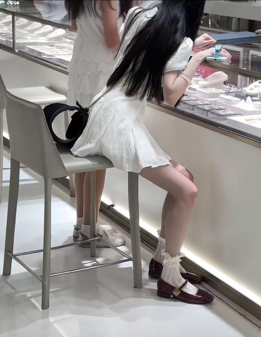 同穿仙女小白裙，鞋子风格直接撞出两种感觉✨红色单鞋优雅大气，氛围感拉满；泡芙软鞋