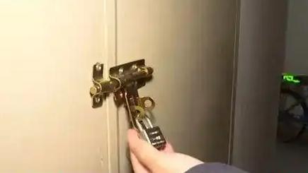 法拍房背后的“陈年欠费”是个典型深坑。根据《民法典》及司法解释，物业费属于前业主