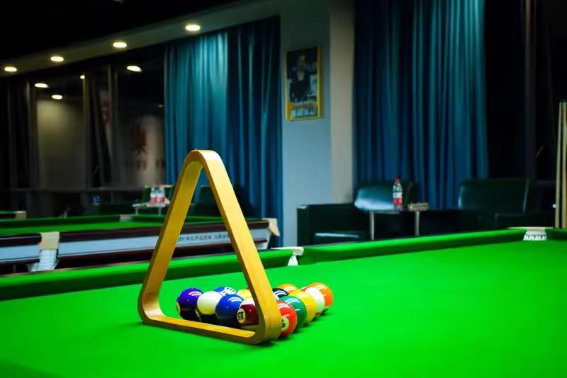 广州一男子去台球室打球，点了美女助教打了5个多小时，从深夜打到天亮，全程打球、喝