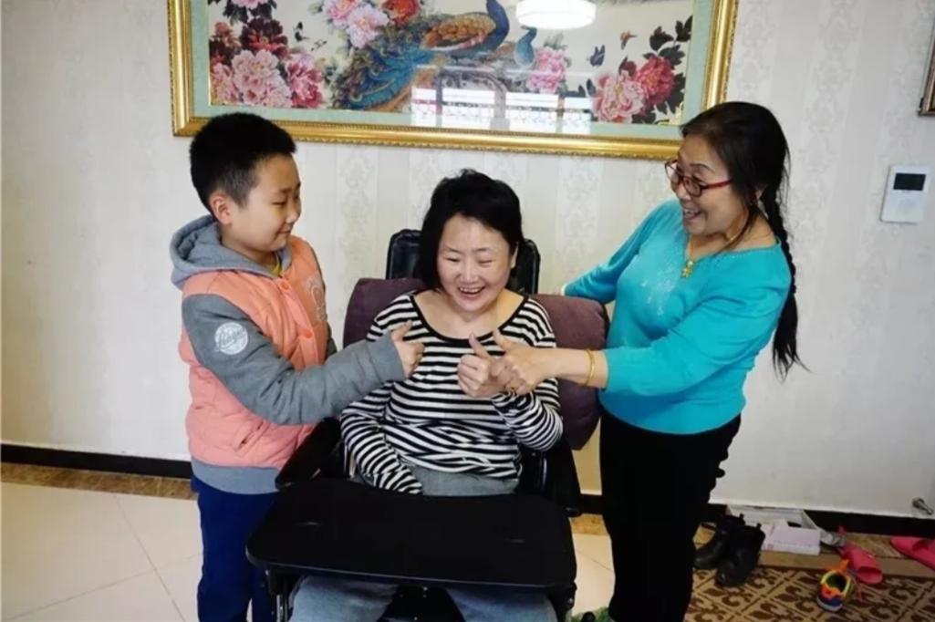 2012年，30岁儿媳，不幸遭遇重大车祸，成为植物人，婆婆照顾12年不离不弃。终