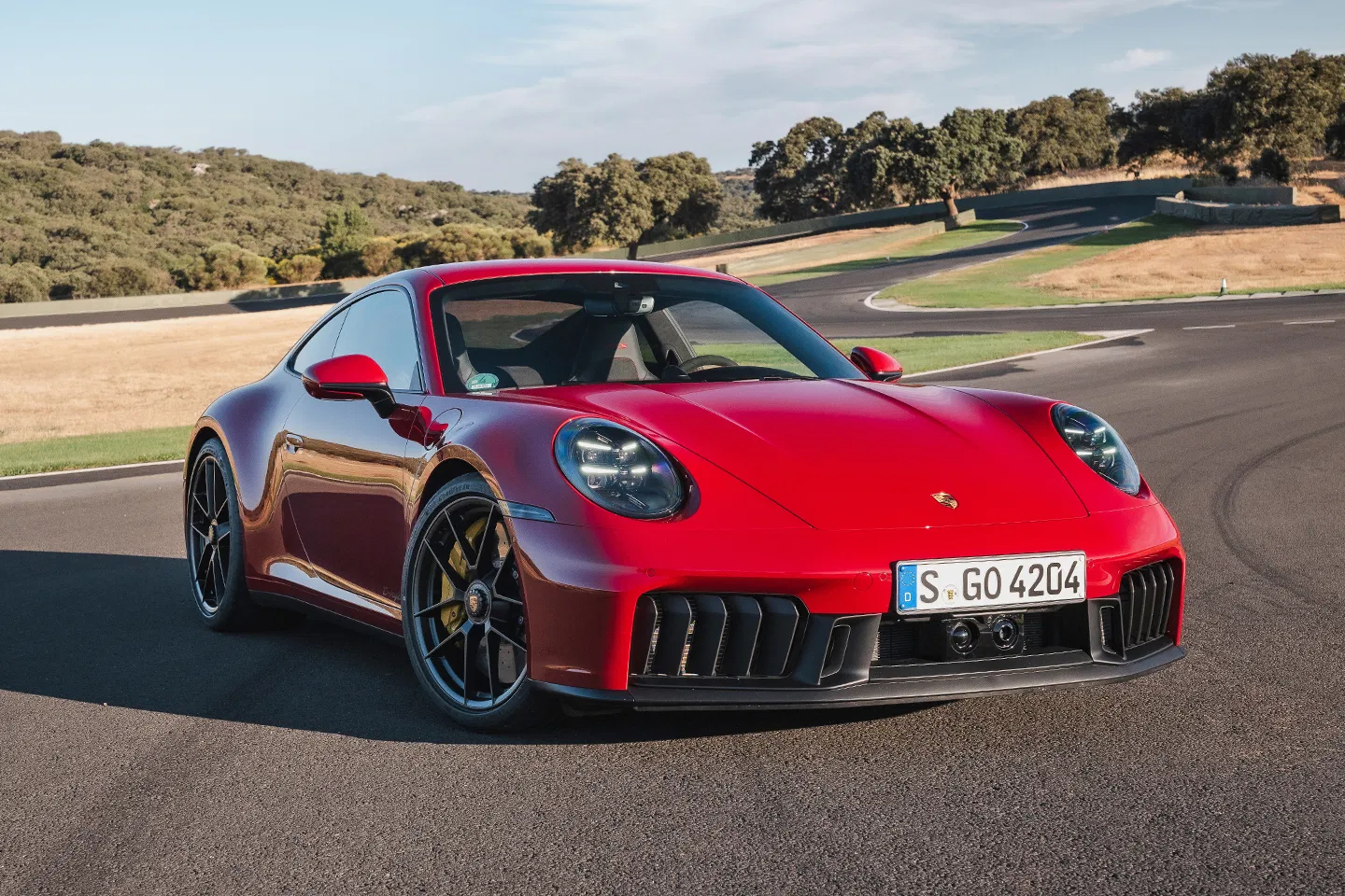 992.2 Carrera GTS车头的主动式进气口设计饱受争议，很多纯血911