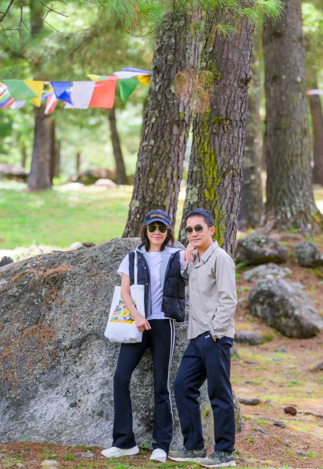 梁朝伟刘嘉玲这老两口现在各种寄情于山水，全世界到处旅游，不差钱又没娃操...