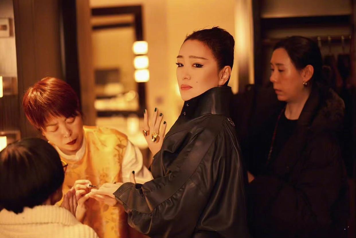 国际巨星巩俐现身北京三里屯做美甲，已经60岁的巩俐状态太好了，皮肤紧致，没有一丝