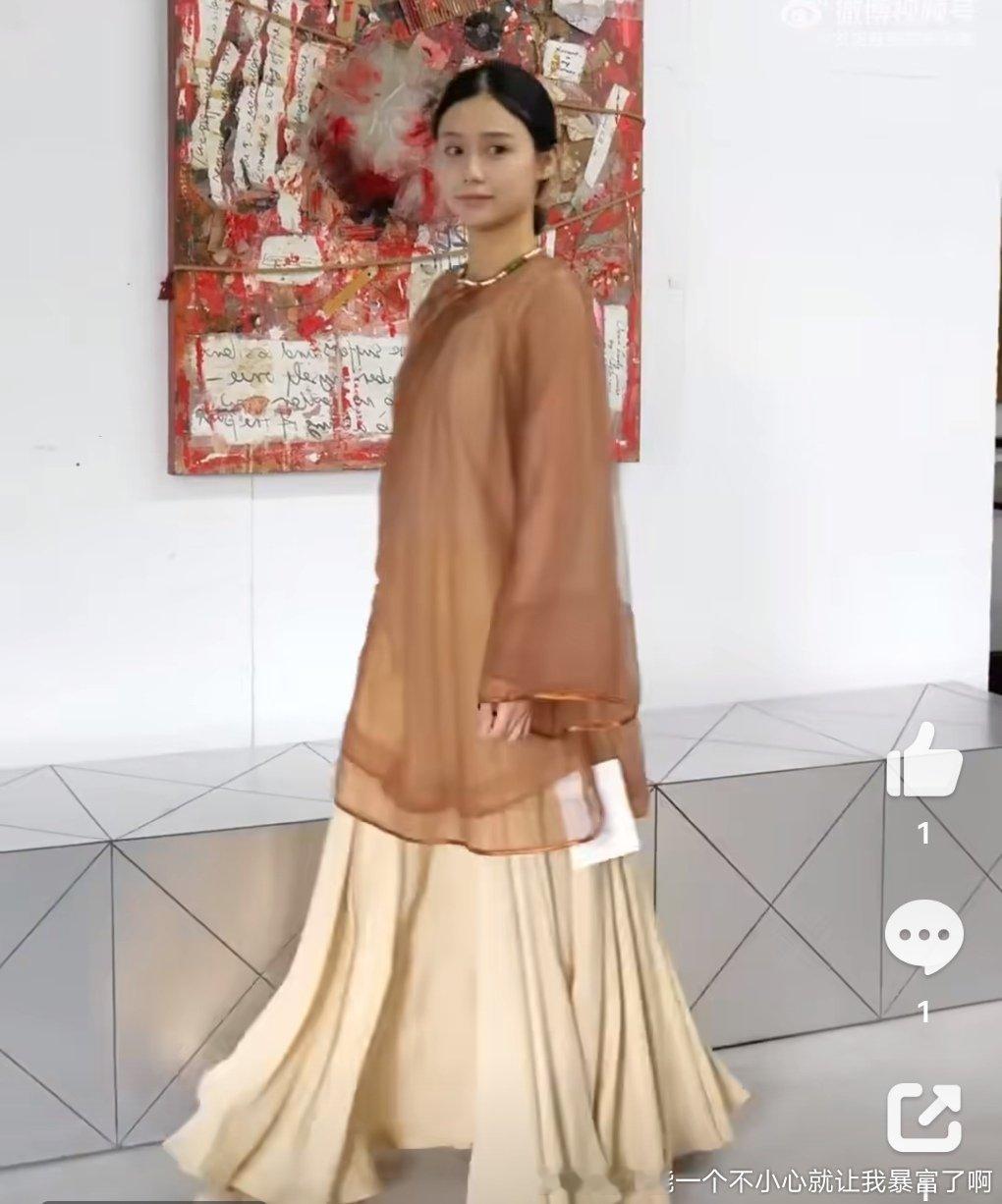 挺有眼光的备用两套也是非传统“礼服”但好看且适合阿嬷活动 ​​​