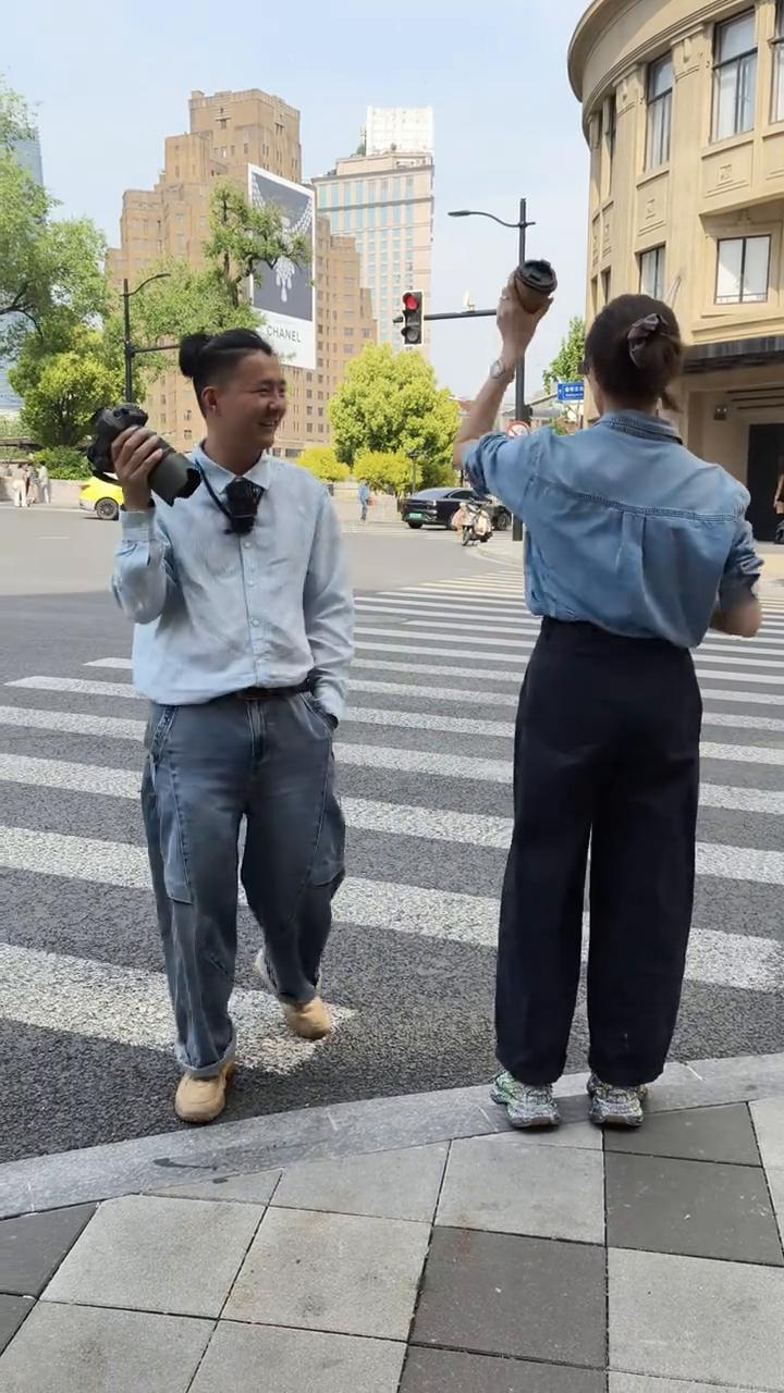 松弛感上海街拍十三个姿势。
·夹着书，很好，可以了。然后就这样，手扶着这边，往前