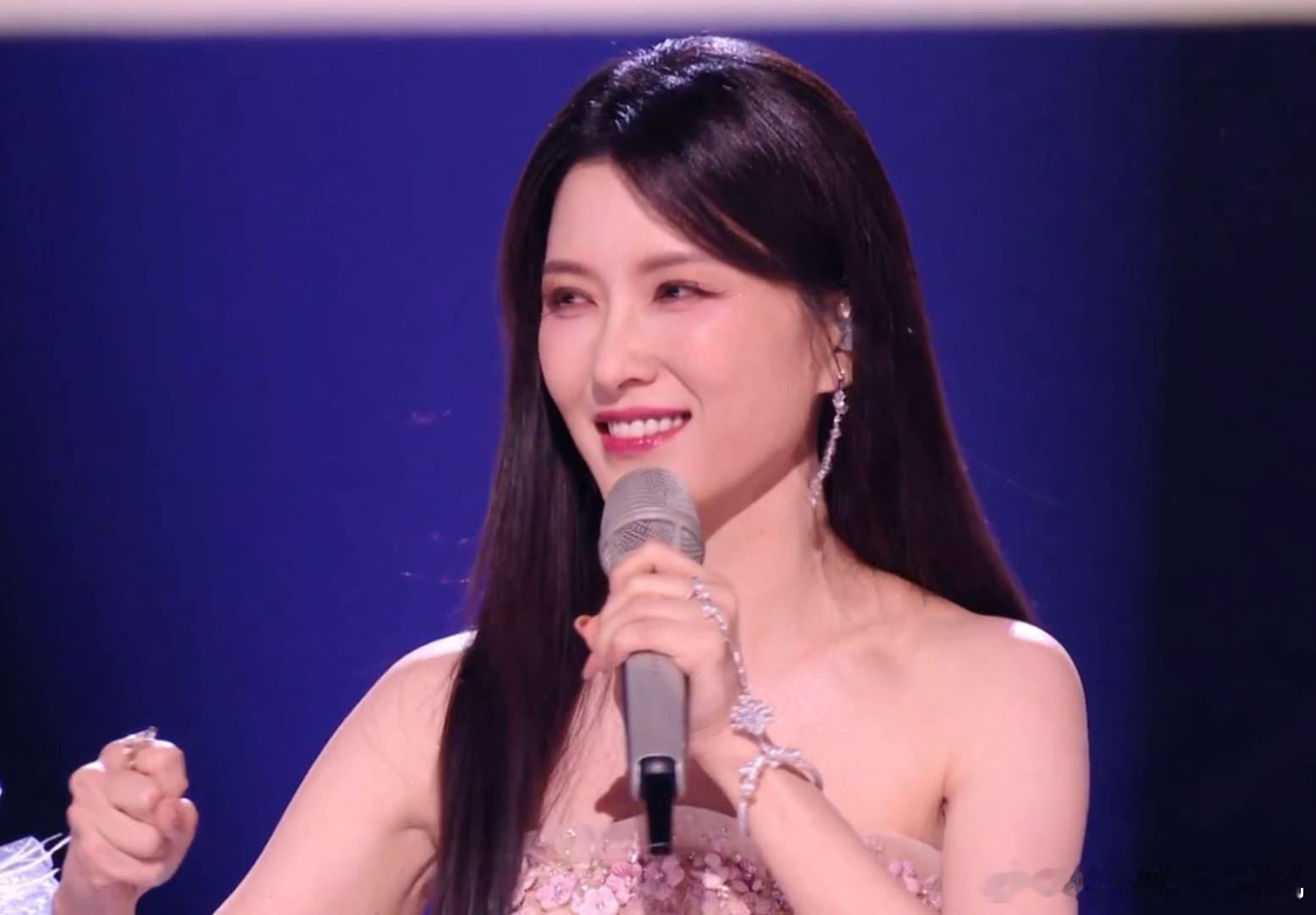 徐洁儿可以去歌手了我会等全员歌姬徐洁儿全开麦现场稳到无可挑剔，殿堂级唱腔直击灵魂