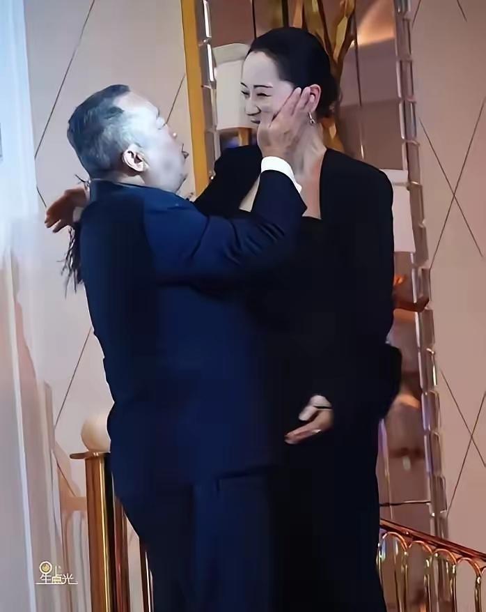 奇了怪了啊！
曾志伟遇见海清，上前就是用特殊的方式打招呼，而海清也显得随和，自然