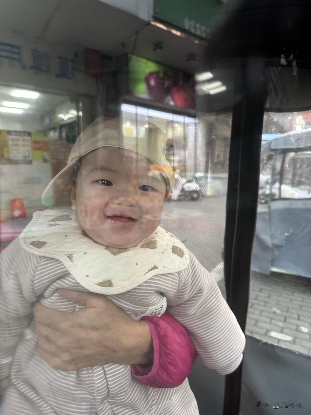 儿媳出差，把七个月大的宝宝留在了家中。
这几日，我既当“爹”又当“妈”，忙得晕头