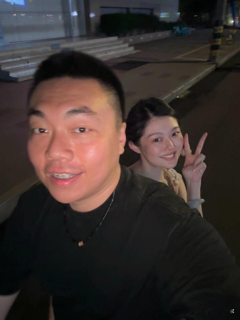 晚晚的人生，是一场被虚荣绑架的闹剧。她习惯了靠人设撑场面，便分不清吹嘘与实力，错