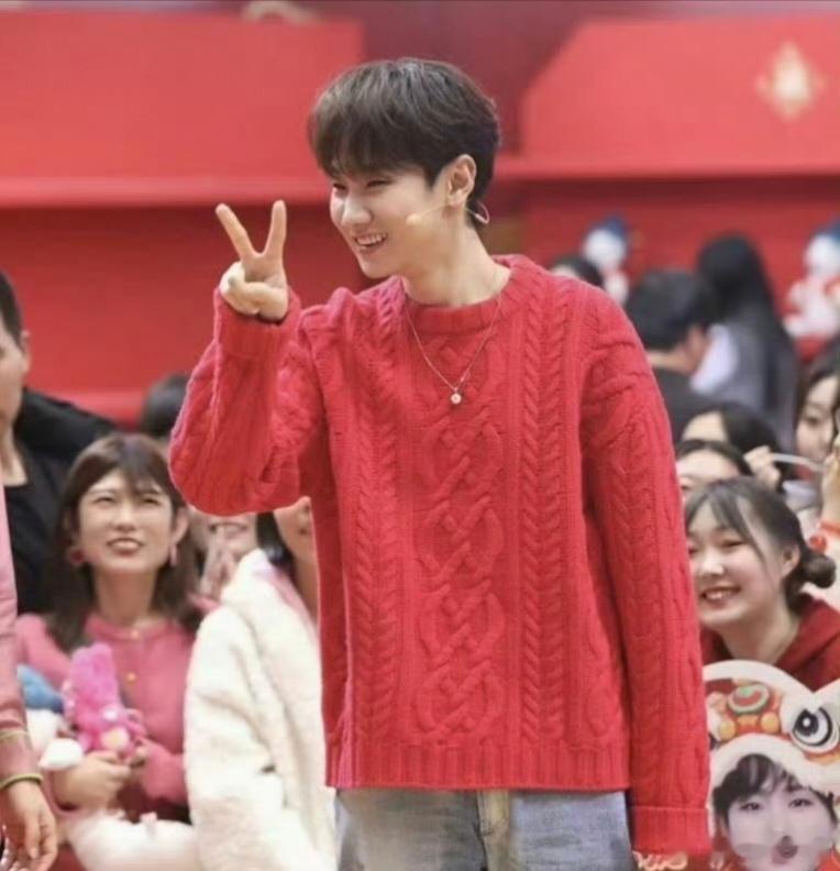 汪苏泷又来给辽宁春晚上分了辽宁春晚汪苏泷白西装杀疯了！汪苏泷加盟2026辽视春晚